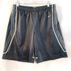 NIKE. BASKETBALL. SHORTS.‎ MEN. SIZE XL